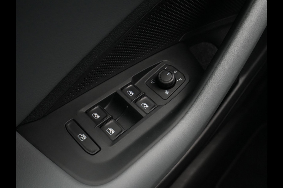 Volkswagen Passat Variant 1.5 eTSI 150pk Business Trekhaak Navigatie Camera Acc ARGON 112