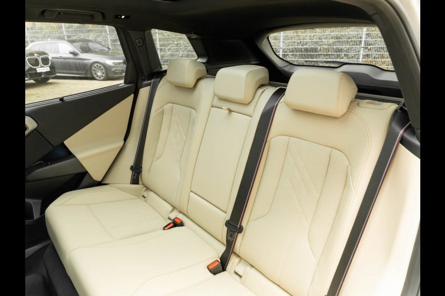 BMW X3 M50 - M-Sport Pro - Pano - Harman Kardon - Stoelventilatie - Iconic Glow