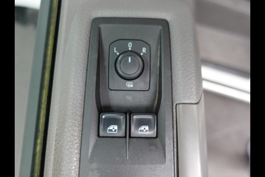 Volkswagen Crafter 140pk L4H3 / L3H2 Dubbele cabine Airco Cruise control Trekhaak Navigatie Carplay  Camera Sidebars Euro6