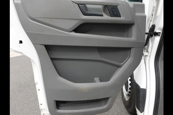 Volkswagen Crafter 140pk L4H3 / L3H2 Dubbele cabine Airco Cruise control Trekhaak Navigatie Carplay  Camera Sidebars Euro6