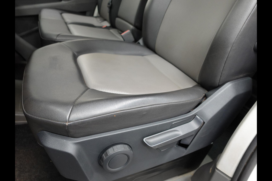 Volkswagen Crafter 140pk L4H3 / L3H2 Dubbele cabine Airco Cruise control Trekhaak Navigatie Carplay  Camera Sidebars Euro6