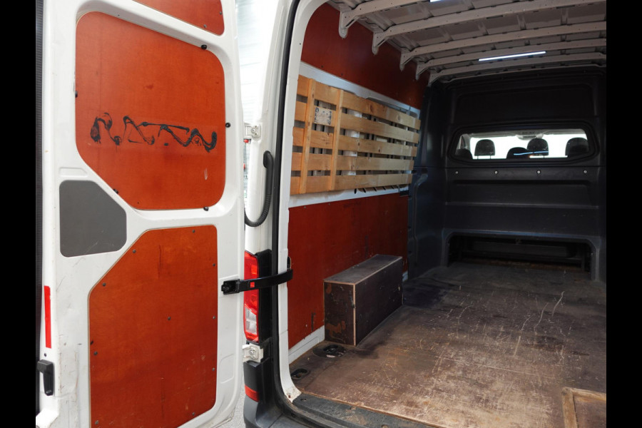 Volkswagen Crafter 140pk L4H3 / L3H2 Dubbele cabine Airco Cruise control Trekhaak Navigatie Carplay  Camera Sidebars Euro6