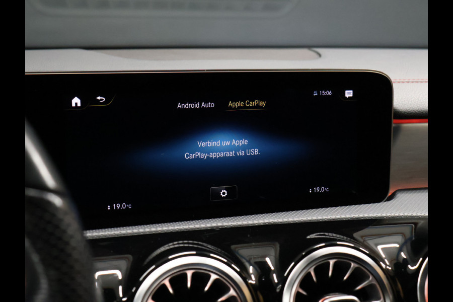 Mercedes-Benz CLA-Klasse 200 Premium Plus [SCHUIFKANTELDAK, BURMESTER SOUND, APPLE CARPLAY, ANDROID, SFEERVERLICHTING, CAMERA, STOELVERWARMING, LEDVERLICHTING, CRUISE, CLIMATE, NIEUWSTAAT]