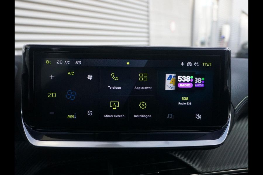 Peugeot e-2008 EV GT 54 kWh | Panorama schuifdak dak |  Warmtepomp | Gripcontrol | All seasonbanden |