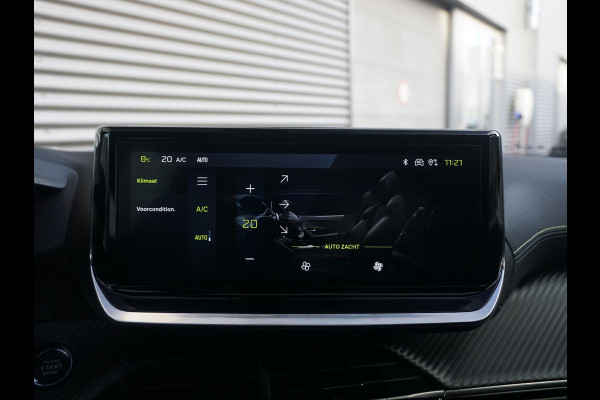 Peugeot e-2008 EV GT 54 kWh | Panorama schuifdak dak |  Warmtepomp | Gripcontrol | All seasonbanden |