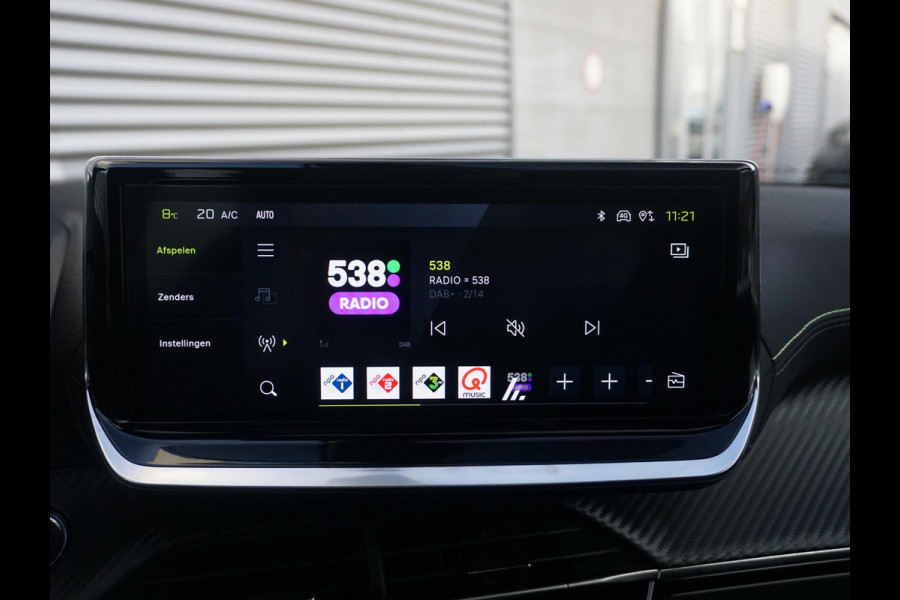 Peugeot e-2008 EV GT 54 kWh | Panorama schuifdak dak |  Warmtepomp | Gripcontrol | All seasonbanden |