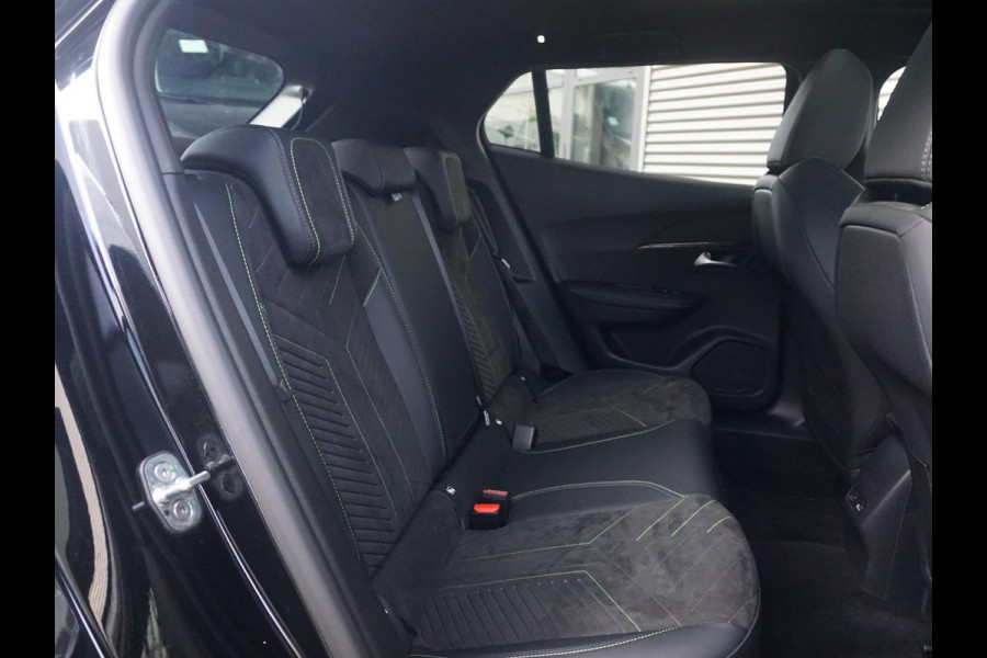Peugeot e-2008 EV GT 54 kWh | Panorama schuifdak dak |  Warmtepomp | Gripcontrol | All seasonbanden |