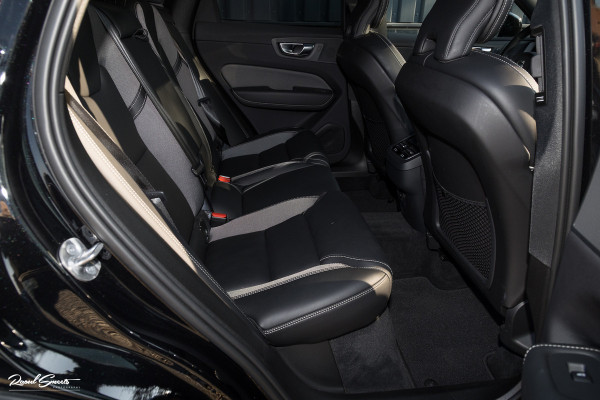 Volvo XC60 B4 Ultimate Bright | Adaptieve cruise | Panorama dak | Zwenkbare trekhaak | Head-up | Blis |