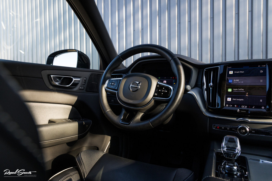 Volvo XC60 B4 Ultimate Bright | Adaptieve cruise | Panorama dak | Zwenkbare trekhaak | Head-up | Blis |