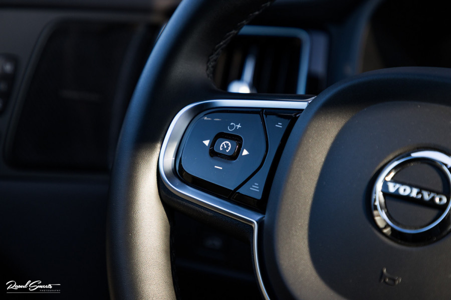 Volvo XC60 B4 Ultimate Bright | Adaptieve cruise | Panorama dak | Zwenkbare trekhaak | Head-up | Blis |