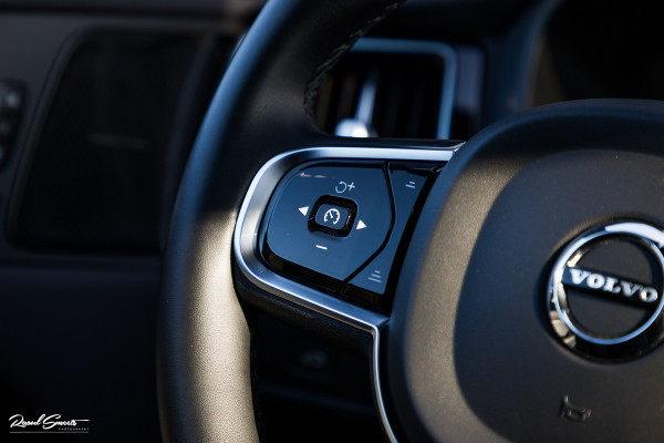 Volvo XC60 B4 Ultimate Bright | Adaptieve cruise | Panorama dak | Zwenkbare trekhaak | Head-up | Blis |