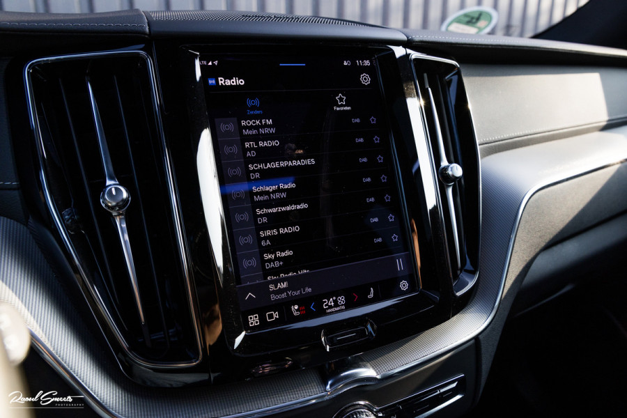 Volvo XC60 B4 Ultimate Bright | Adaptieve cruise | Panorama dak | Zwenkbare trekhaak | Head-up | Blis |