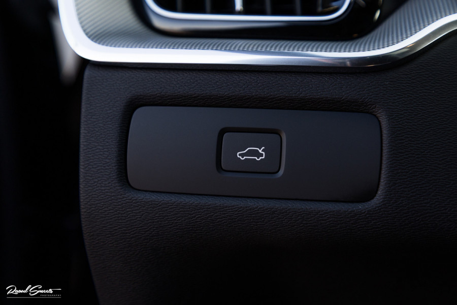 Volvo XC60 B4 Ultimate Bright | Adaptieve cruise | Panorama dak | Zwenkbare trekhaak | Head-up | Blis |