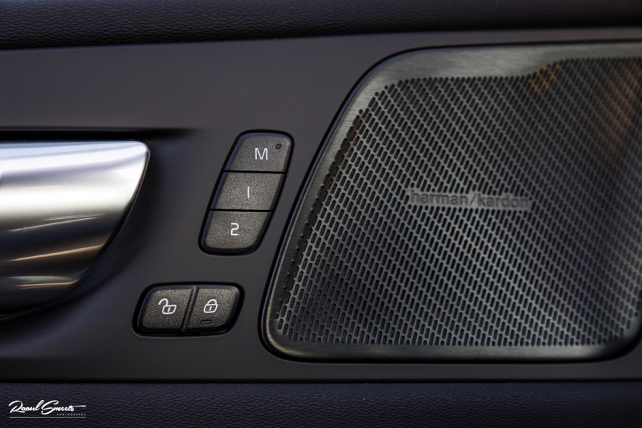 Volvo XC60 B4 Ultimate Bright | Adaptieve cruise | Panorama dak | Zwenkbare trekhaak | Head-up | Blis |