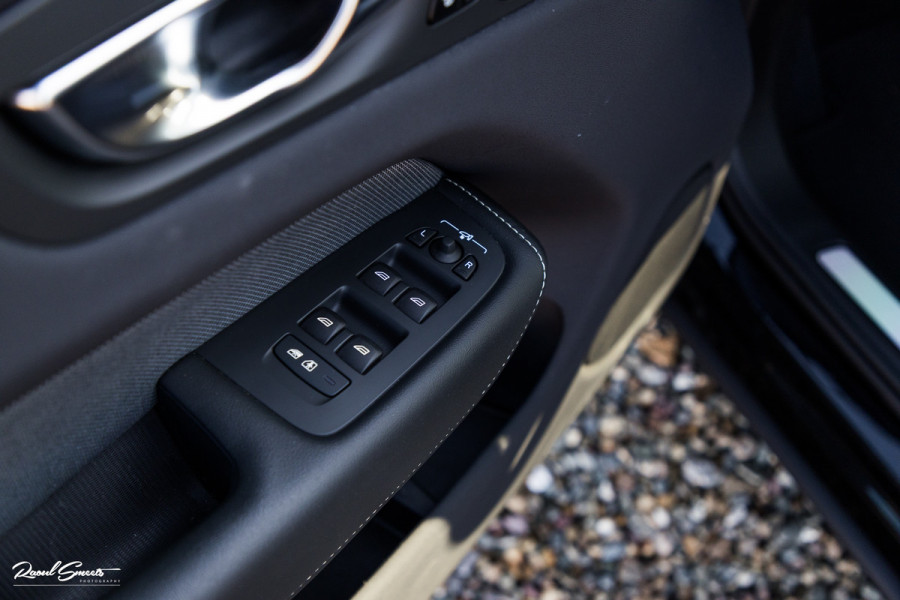 Volvo XC60 B4 Ultimate Bright | Adaptieve cruise | Panorama dak | Zwenkbare trekhaak | Head-up | Blis |