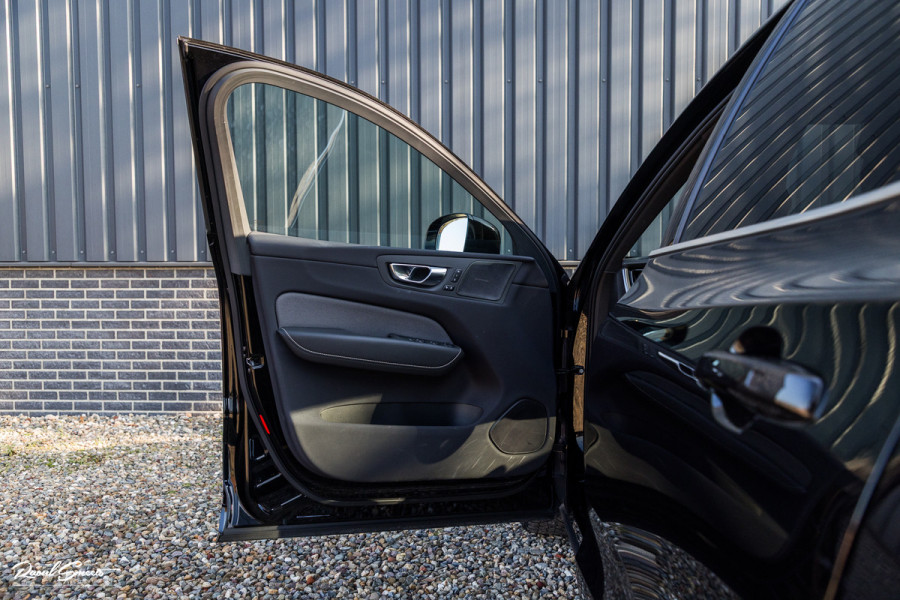 Volvo XC60 B4 Ultimate Bright | Adaptieve cruise | Panorama dak | Zwenkbare trekhaak | Head-up | Blis |