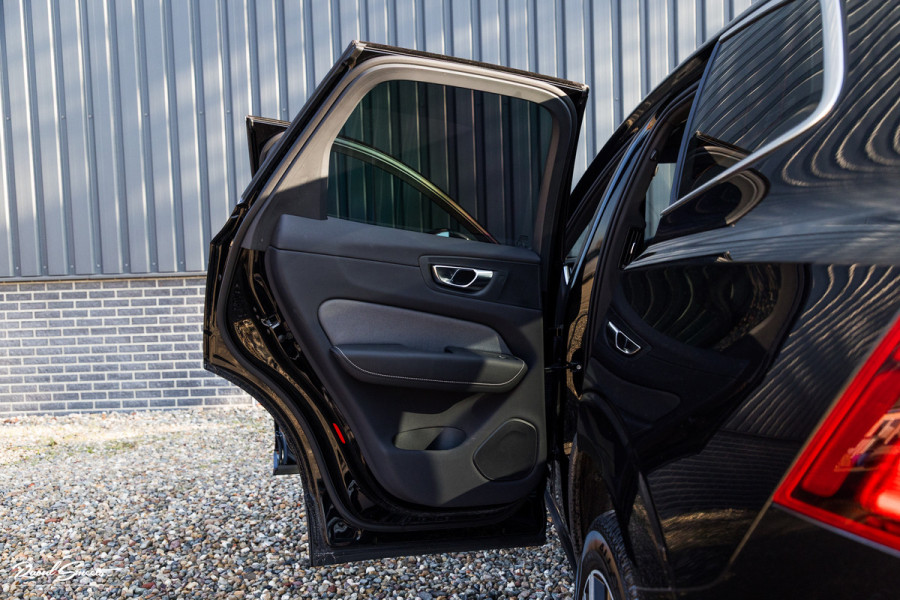 Volvo XC60 B4 Ultimate Bright | Adaptieve cruise | Panorama dak | Zwenkbare trekhaak | Head-up | Blis |