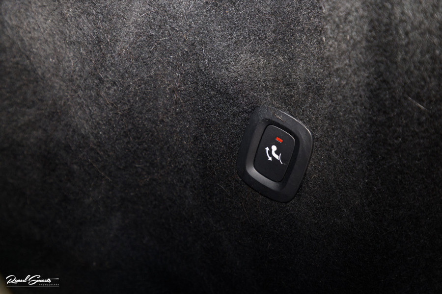 Volvo XC60 B4 Ultimate Bright | Adaptieve cruise | Panorama dak | Zwenkbare trekhaak | Head-up | Blis |