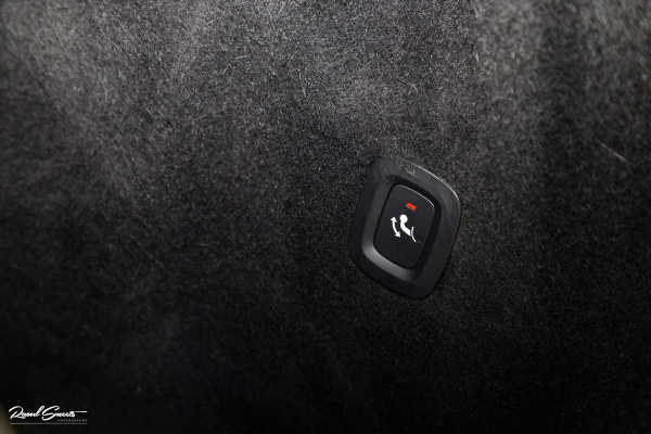 Volvo XC60 B4 Ultimate Bright | Adaptieve cruise | Panorama dak | Zwenkbare trekhaak | Head-up | Blis |