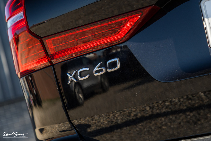 Volvo XC60 B4 Ultimate Bright | Adaptieve cruise | Panorama dak | Zwenkbare trekhaak | Head-up | Blis |