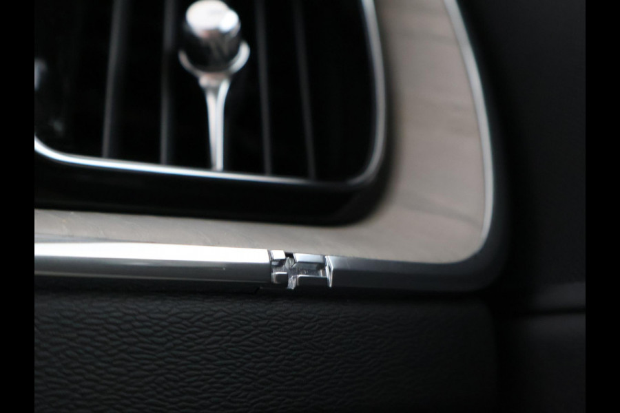 Volvo XC60 2.0 T8 TWIN ENGINE 390 PK INSCRIPTION + TREKHAAK | PANORAMA | LEDER | CARPLAY | 19 INCH | CAMERA