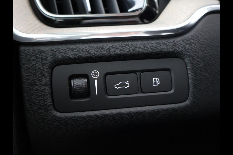 Volvo XC60 2.0 T8 TWIN ENGINE 390 PK INSCRIPTION + TREKHAAK | PANORAMA | LEDER | CARPLAY | 19 INCH | CAMERA