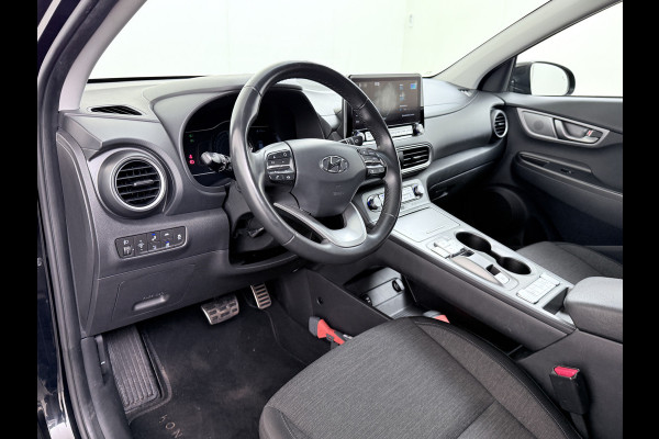 Hyundai Kona EV Fashion 64kWh SOH 100% Warmtepomp Head Up Display Adap.Cruise Navi Ecc Camera Apple Carplay Android Auto Pdc Lane Assist Dodehoekwaarschuwing Keyless Privacy Glas DAB FCA 1e Eigenaar Origineel Nederlandse Auto