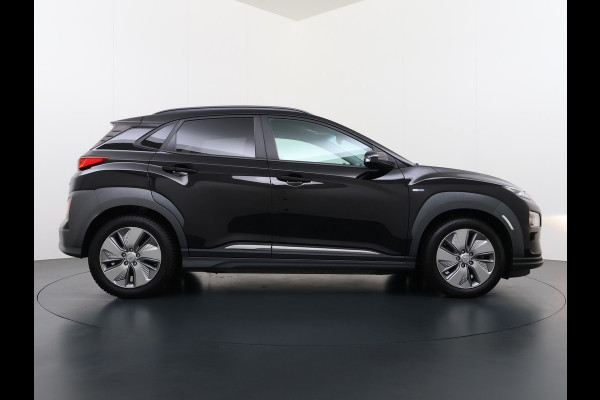 Hyundai Kona EV Fashion 64kWh SOH 100% Warmtepomp Head Up Display Adap.Cruise Navi Ecc Camera Apple Carplay Android Auto Pdc Lane Assist Dodehoekwaarschuwing Keyless Privacy Glas DAB FCA 1e Eigenaar Origineel Nederlandse Auto