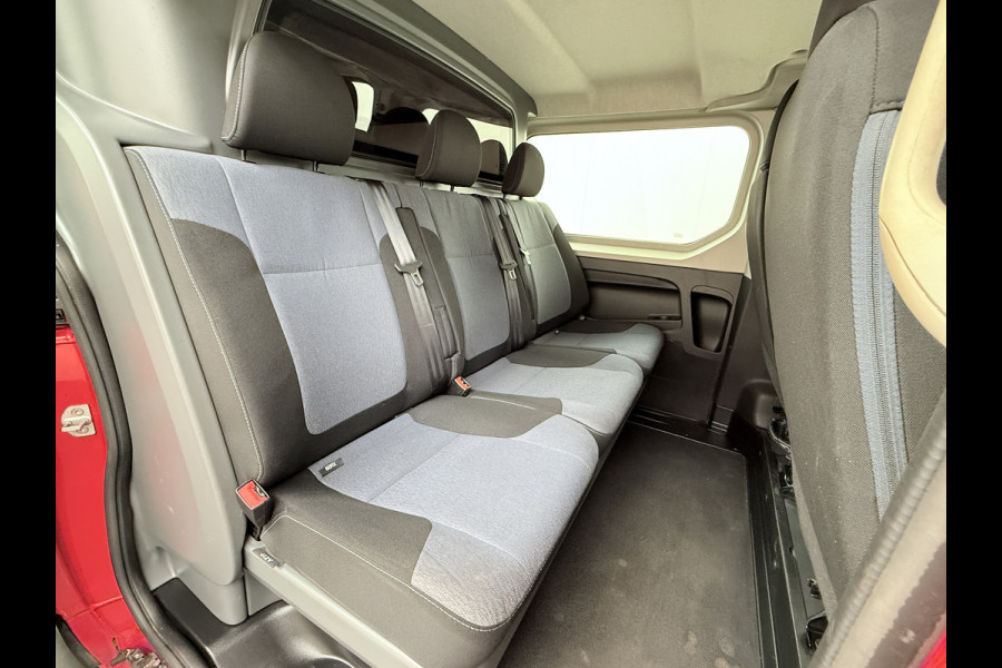 Opel Vivaro 1.6CDTI 126PK L2H1 DC Dubbele Cabine 5-Persoons Navi Camera Airco Trekhaak Cruise Control Pdc Sport EcoFlex Betonplex Vloer Wandbetimmering Schuifdeur Euro 6 1e Eigenaar Origineel Nederlandse Auto