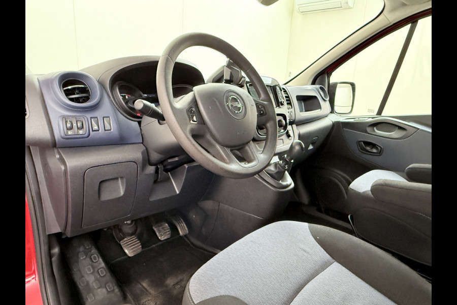 Opel Vivaro 1.6CDTI 126PK L2H1 DC Dubbele Cabine 5-Persoons Navi Camera Airco Trekhaak Cruise Control Pdc Sport EcoFlex Betonplex Vloer Wandbetimmering Schuifdeur Euro 6 1e Eigenaar Origineel Nederlandse Auto