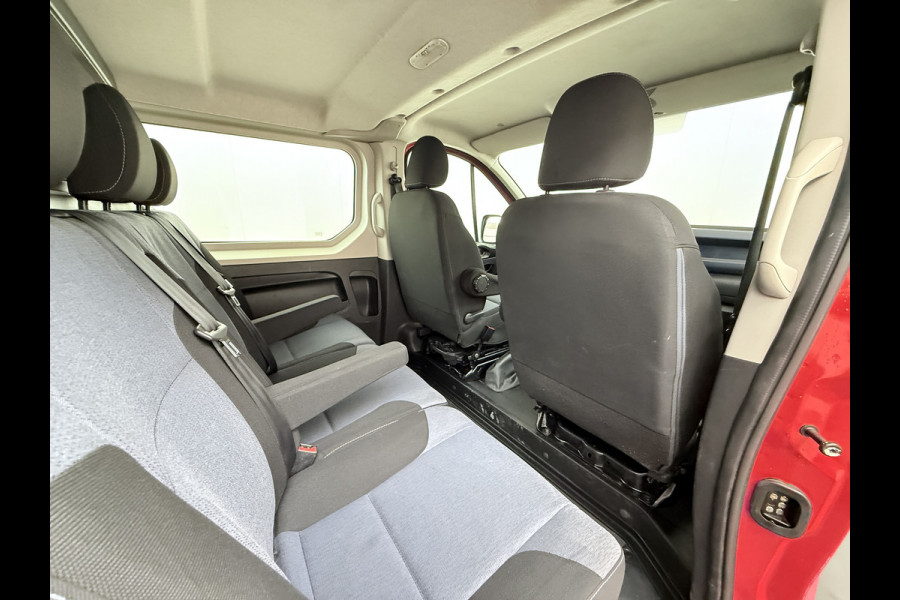 Opel Vivaro 1.6CDTI 126PK L2H1 DC Dubbele Cabine 5-Persoons Navi Camera Airco Trekhaak Cruise Control Pdc Sport EcoFlex Betonplex Vloer Wandbetimmering Schuifdeur Euro 6 1e Eigenaar Origineel Nederlandse Auto