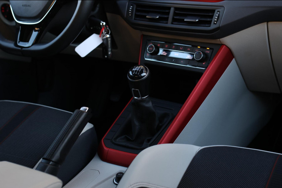 Volkswagen Polo 1.0 TSI R-Line Beats 116PK *Stoelverwarming*DAB*1e eigenaar*