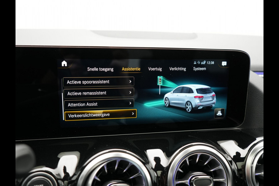 Mercedes-Benz B-Klasse 250 e AMG Limited 218pk PHEV | Panodak | Camera | Night Pakket | Alcantara Sportstoelen Verwarmd | Apple Carplay | Widescreen Cockpit | Navigatie | Lane Assist | Virtual | DAB |