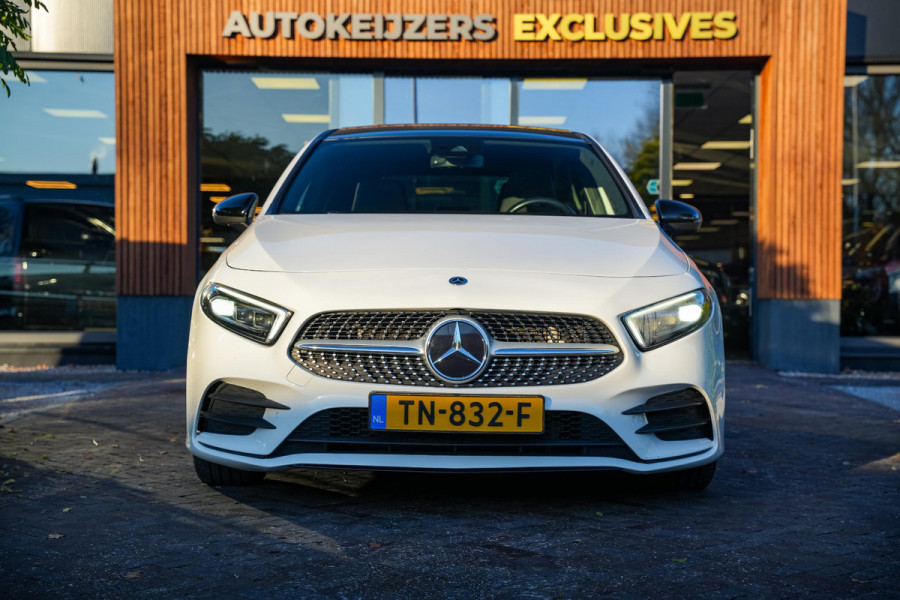 Mercedes-Benz A-Klasse 200 Launch Edition Premium Plus AMG PANO AMBIENT Apple Carplay Brake assist Camera Multimedia Getint glas 19"L.M. Cruise Navi