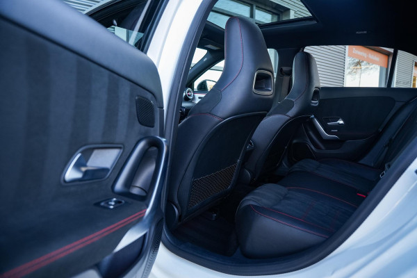 Mercedes-Benz A-Klasse 200 Launch Edition Premium Plus AMG PANO AMBIENT Apple Carplay Brake assist Camera Multimedia Getint glas 19"L.M. Cruise Navi