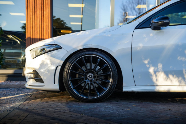 Mercedes-Benz A-Klasse 200 Launch Edition Premium Plus AMG PANO AMBIENT Apple Carplay Brake assist Camera Multimedia Getint glas 19"L.M. Cruise Navi