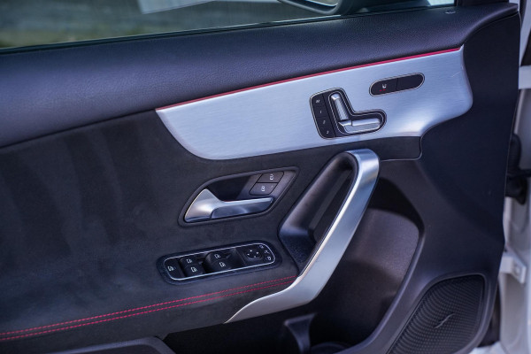 Mercedes-Benz A-Klasse 200 Launch Edition Premium Plus AMG PANO AMBIENT Apple Carplay Brake assist Camera Multimedia Getint glas 19"L.M. Cruise Navi