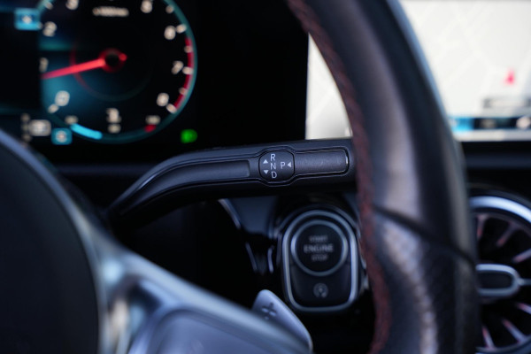 Mercedes-Benz A-Klasse 200 Launch Edition Premium Plus AMG PANO AMBIENT Apple Carplay Brake assist Camera Multimedia Getint glas 19"L.M. Cruise Navi