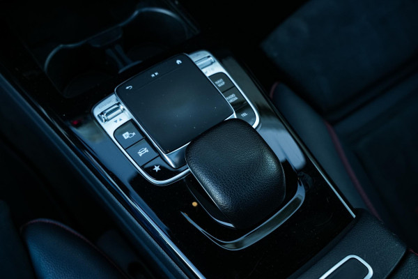 Mercedes-Benz A-Klasse 200 Launch Edition Premium Plus AMG PANO AMBIENT Apple Carplay Brake assist Camera Multimedia Getint glas 19"L.M. Cruise Navi