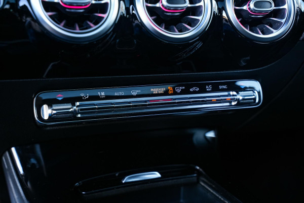 Mercedes-Benz A-Klasse 200 Launch Edition Premium Plus AMG PANO AMBIENT Apple Carplay Brake assist Camera Multimedia Getint glas 19"L.M. Cruise Navi