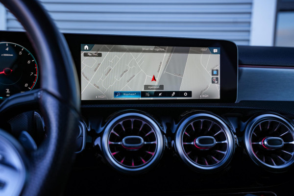 Mercedes-Benz A-Klasse 200 Launch Edition Premium Plus AMG PANO AMBIENT Apple Carplay Brake assist Camera Multimedia Getint glas 19"L.M. Cruise Navi