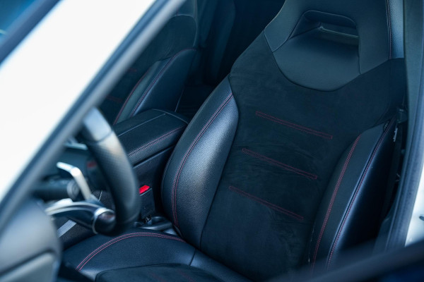 Mercedes-Benz A-Klasse 200 Launch Edition Premium Plus AMG PANO AMBIENT Apple Carplay Brake assist Camera Multimedia Getint glas 19"L.M. Cruise Navi