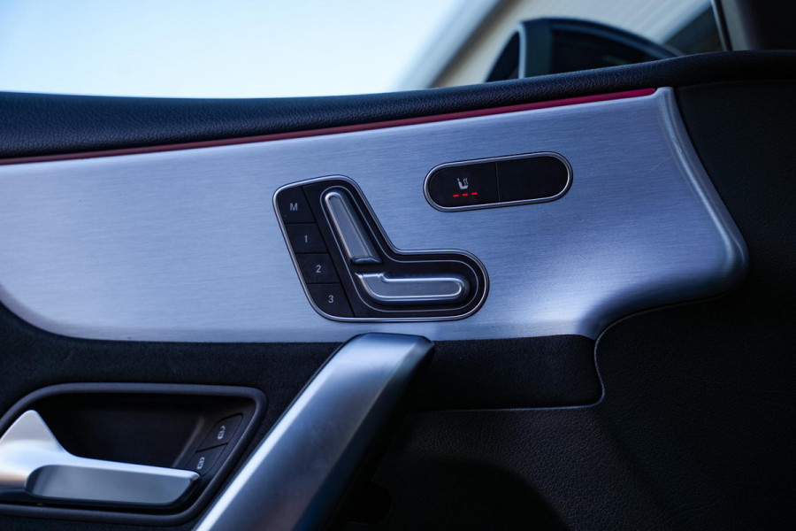 Mercedes-Benz A-Klasse 200 Launch Edition Premium Plus AMG PANO AMBIENT Apple Carplay Brake assist Camera Multimedia Getint glas 19"L.M. Cruise Navi