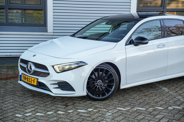 Mercedes-Benz A-Klasse 200 Launch Edition Premium Plus AMG PANO AMBIENT Apple Carplay Brake assist Camera Multimedia Getint glas 19"L.M. Cruise Navi