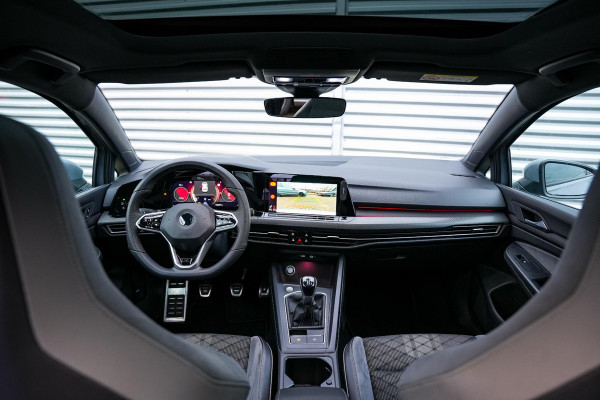 Volkswagen Golf 1.5 eTSI R-Line Business Panodak IQ Light Camera DAB+ ACC Navigatie Stoel-stuurverw. LPG Alcantara