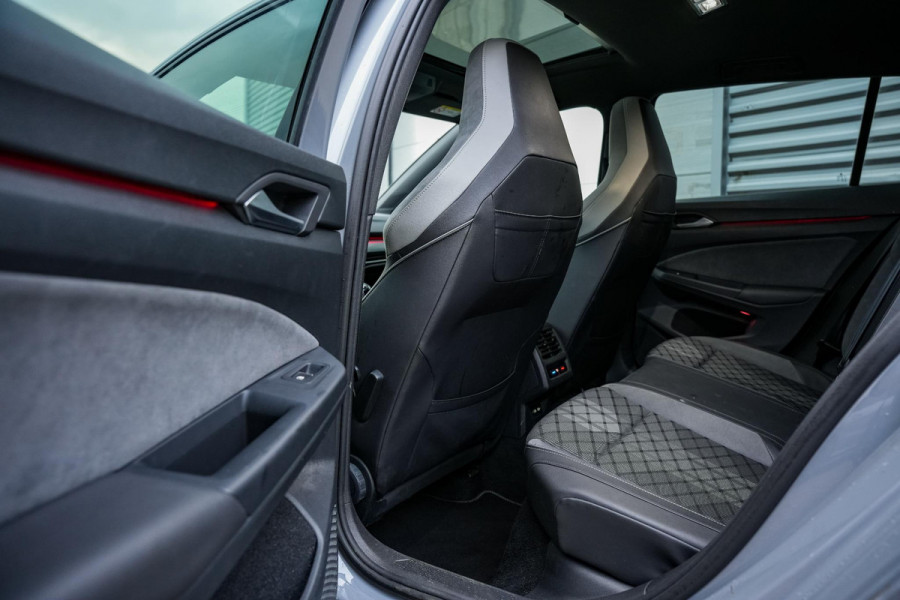 Volkswagen Golf 1.5 eTSI R-Line Business Panodak IQ Light Camera DAB+ ACC Navigatie Stoel-stuurverw. LPG Alcantara