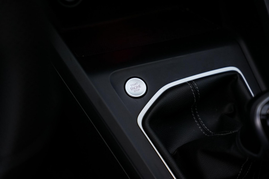 Volkswagen Golf 1.5 eTSI R-Line Business Panodak IQ Light Camera DAB+ ACC Navigatie Stoel-stuurverw. LPG Alcantara