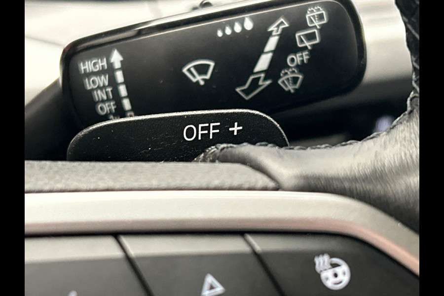 Volkswagen GOLF Variant 1.0 eTSI Life Camera Trekhaak Stoelverwarming Adaptieve Cruise Carplay