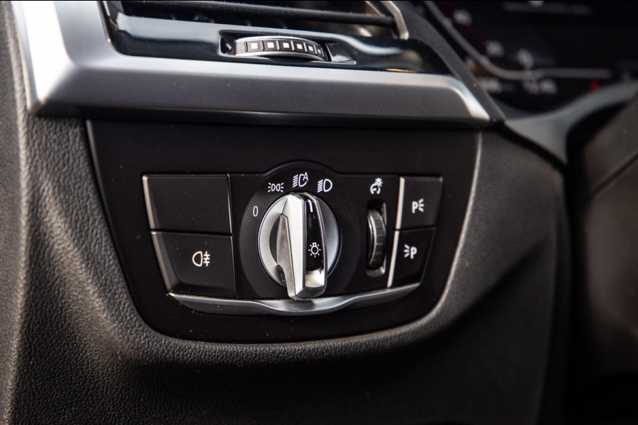 BMW X3 xDrive30e High Executive BRUIN LEER / PANORAMA DAK / AUTOMAAT / PLUG IN / CARPLAY / STOELVERWARMING