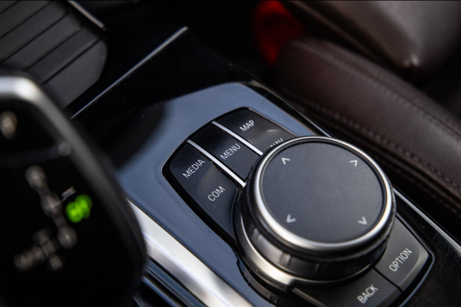 BMW X3 xDrive30e High Executive BRUIN LEER / PANORAMA DAK / AUTOMAAT / PLUG IN / CARPLAY / STOELVERWARMING